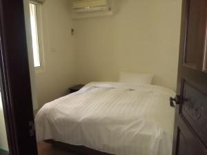 Katil atau katil-katil dalam bilik di Dengfeng Milan Business Hotel