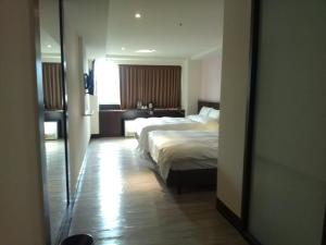 Katil atau katil-katil dalam bilik di Dengfeng Milan Business Hotel