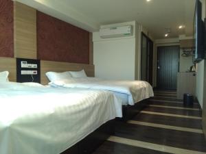 Katil atau katil-katil dalam bilik di Dengfeng Milan Business Hotel
