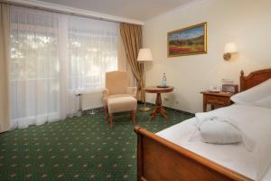 Postel nebo postele na pokoji v ubytování Hotel Schweizer Hof Thermal und Vital Resort
