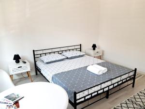 una camera con un letto e due comodini di Alesia a Oradea