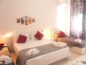 um quarto com 2 camas e toalhas em B&B Italia em Milis