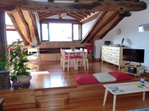 uma sala de estar com um sofá e uma mesa em Handia - Basquenjoy em Hondarribia