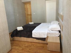 Letto o letti in una camera di Teo Guesthouse and Camping in Mestia