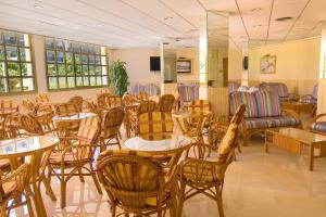 A restaurant or other place to eat at Hotel Servigroup Orange