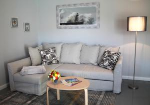 una sala de estar con un sofá y una mesa en "Villa Sonnengarten", FeWo 3, en Boltenhagen 34 fotos más