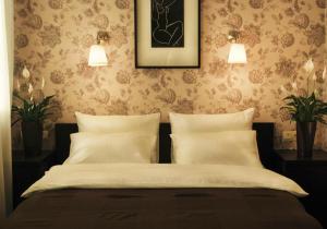 トゥーラにあるGrand Hotel Clubのベッドルーム1室(枕2つ、照明2つ付)
