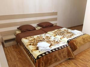 due letti uno accanto all'altro in una camera da letto di Teo Guesthouse and Camping in Mestia a Mestia
