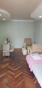 Pokój z 2 łóżkami, stołem i krzesłami w obiekcie apartament shushana w mieście Batumi