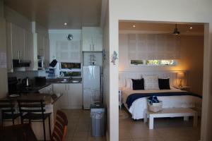 Η κουζίνα ή μικρή κουζίνα στο The Blue Marine Self-Catering