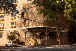 a building on the corner of a city street at Hotel San Marco in São José dos Campos