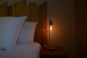 מיטה או מיטות בחדר ב-לונה בנגב