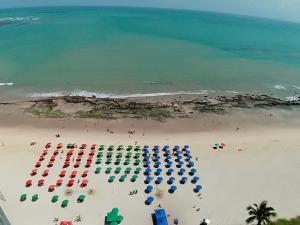 una vista aérea de una playa con sombrillas y el océano en Juliana, en Recife