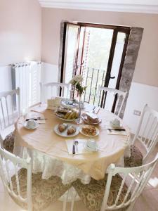 La Rosa Del Barone في Cancellara: طاولة غرفة الطعام مع طبق من الطعام عليها