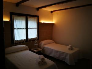 Łóżko lub łóżka w pokoju w obiekcie La pension del Parador