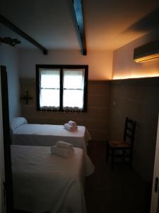 Łóżko lub łóżka w pokoju w obiekcie La pension del Parador
