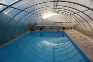 an overhead view of a swimming pool in a building at Pension und Gästehaus Paffrath in Großbrembach
