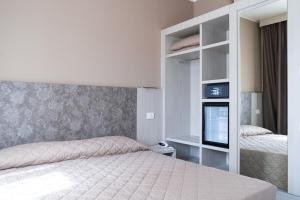 um quarto com uma cama e uma televisão em La casa del pellegrino em Manoppello