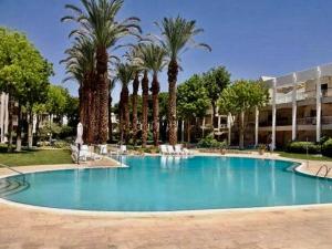 Der Swimmingpool an oder in der Nähe von Esterin Royal Park Apartments Eilat