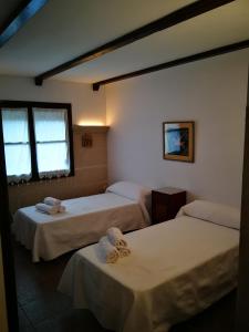 Katil atau katil-katil dalam bilik di La pension del Parador