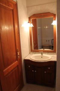 a bathroom with a sink and a mirror at Villa Patrizia in Mostacciano 