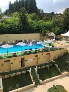 Vista sulla piscina di Hotel Alexander Palme o su una piscina nei dintorni