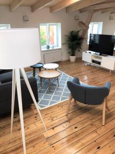 - un salon avec un canapé et une table dans l'établissement Ferienapartment Warnemünde 1, à Warnemünde