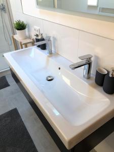 Ένα μπάνιο στο Ferienapartment Warnemünde 1