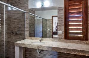 a bathroom with a sink and a mirror at Casa Martina in Cumbuco