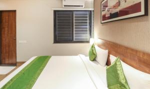 Treebo Elite Residency Belgaum客房内的一张或多张床位