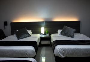 Кровать или кровати в номере Hotel Doral Inn