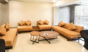 贝尔高姆Treebo Elite Residency Belgaum的带沙发和咖啡桌的客厅