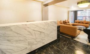 贝尔高姆Treebo Elite Residency Belgaum的大堂设有大型白色大理石台面