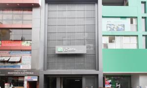 贝尔高姆Treebo Elite Residency Belgaum的侧面有标志的建筑物