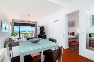 アルブフェイラにあるWHome | Albufeira Suite & Beach Apartmentのダイニングルーム、リビングルーム(テーブル、椅子付)