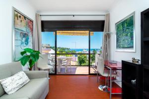 un soggiorno con divano e tavolo di WHome | Albufeira Suite & Beach Apartment ad Albufeira