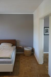 フェーマルンにあるBirke - Die Charmanteのベッドルーム1室(ベッド1台付)、廊下へのドアが備わります。