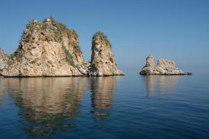 un gruppo di rocce nell'acqua di Torre Bennistra a Scopello