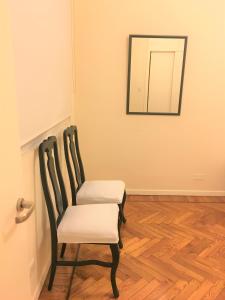una silla en una habitación con espejo en Vidt Apartment en Buenos Aires