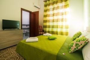 Televízia a/alebo spoločenská miestnosť v ubytovaní B&B U PRUFISSURI