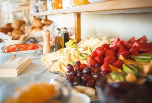 een tafel met veel verschillende soorten fruit bij Hotel Mediterra in Uhldingen-Mühlhofen