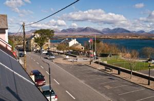 una strada con auto parcheggiate sul lato di una strada di Roundstone Retreats Islandview a Roundstone