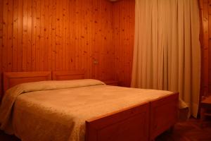 เตียงในห้องที่ Albergo - B&B Alpina