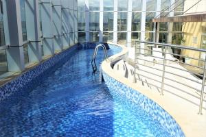 una piscina en la parte superior de un edificio en Bittar Apart Hotel, en Brasilia