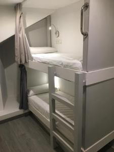 ゲタリアにあるHostel Getariaの二段ベッド2組が備わる二段ベッド付きの客室です。