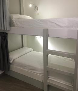 Hostel Getaria في جيتاريا: سريرين بطابقين في غرفة