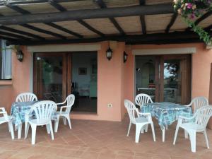 A balcony or terrace at Villa con Piscina Stintino