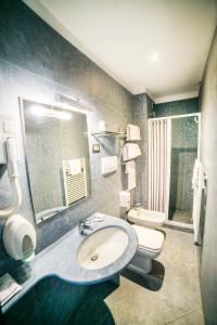 een badkamer met een wastafel en een toilet bij Hotel Raphael in Montecatini Terme