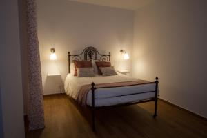 a bedroom with a bed with two lights on it at Casa dos Avós in Villa Nogueira