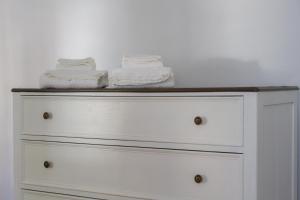 a white dresser with two towels on top of it at Casa dos Avós in Villa Nogueira